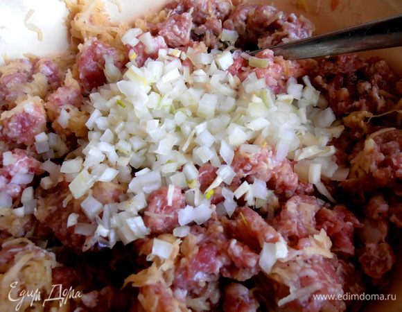 Перемешиваем тщательно с фаршем минуты 2-3, т. к. обошлись без яиц,их нам заменил картофель.