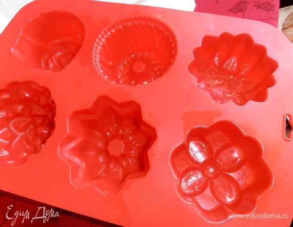 Для удобства будем делать порции в силиконовой форме. Смажем растительным маслом...