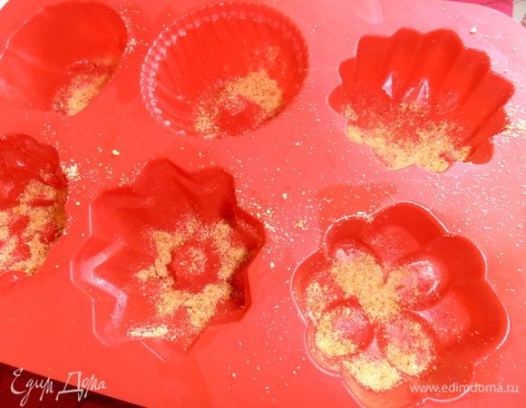 На дно - панировочных сухарей немного.