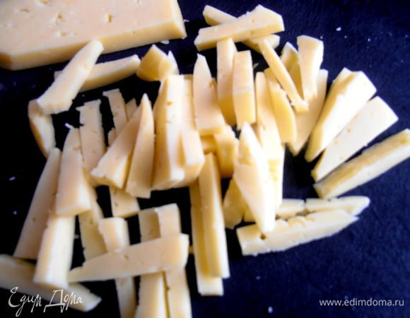 В это время нарезаем сыр брусочками.