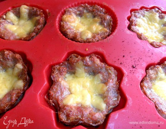 Сыр расплавился и заполнил гнёздышки. Фарш тоже прожарился,по краям аппетитная корочка!