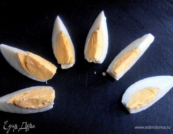 Теперь о яйцах...задумка была такова:сверху на сыр положить по половинке перевёрнутого яйца...,но жаль мне стало закрывать весь сыр и я решила остановиться только на яичной дольке!