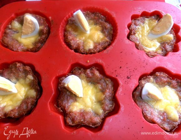 Пока сыр горячий,втыкаем дольку яйца в него!