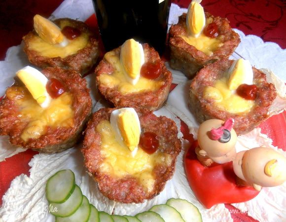 Украшаем каплями кетчупа.