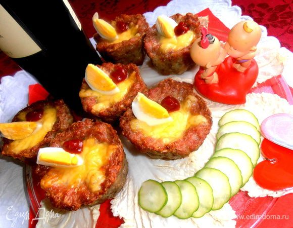 Идея:вместо куриных яиц в гнёзда можно положить перепелиные яйца - эффектно будет очень! А из оставшегося фарша вышло ещё немного котлеток...