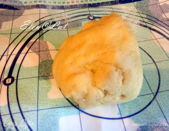 Размягченное масло смешать с сливочным сыром, цедрой лимона. Добавь муку, сахарную пудру, яйцо, соль и замесить тесто. Тесто убрать в холодильник.

