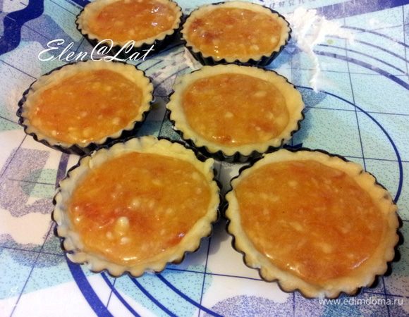 Приготовить начинку. Для этого: банан размять вилкой в пюре и смешать с абрикосовым джемом. Начинку распределить по корзиночкам.