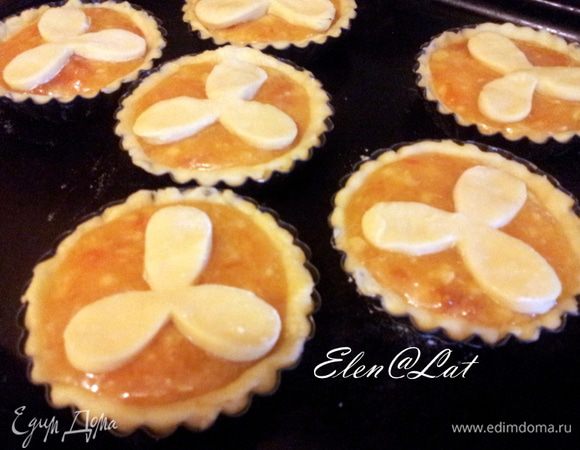 Из оставшегося теста вырезать украшение для корзиночек, оно может быть в виде звездочек, сердечек, полосочек, какое Вашей душе угодно. Украшение выложить на джем. 