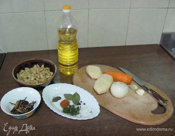 Фасоль замочить на ночь. Потом сварить. В кастрюлю влить воду, добавить картофель, лавр. лист,душистый перец.Когда вода закипит, вынуть лавр. лист и душистый перец.
Грибы заливаем крутым кипятком на 5 мин. Воду с грибов сливаем.
Пока вода закипает, нарезаем мелко лук и грибы, трем морковь, давим чеснок.
