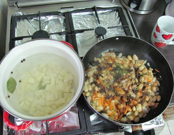 На разогретую сковороду вливаем масло и добавляем наши овощи ( кроме чеснока) +грибы.
Тушим около 5-7 мин.
