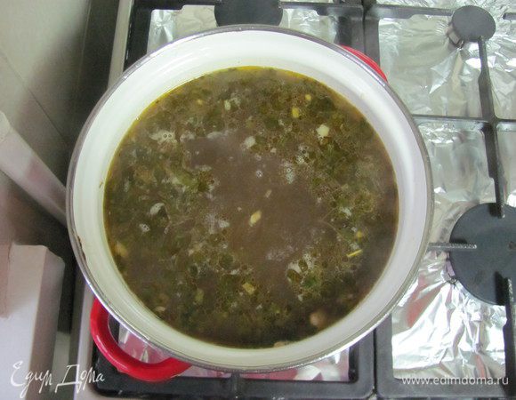 Потом содержимое сковороды вводим в кастрюлю. Варим на маленьком огне около 20 мин. За 5 мин. до окончания готовки супа солим, перчим и добавляем чеснок, петрушку, укроп (Петрушкой или укропом можно, если хотите, присыпать уже готовый суп.). 