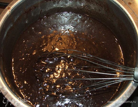 Растопить сливочное масло, добавить шоколад, поломанный на кусочки, перемешивать до полного растворения.