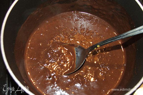 Сделать глазурь: соединить в миске шоколад, джем, сливки 10% и прогревать, помешивая, несколько минут.