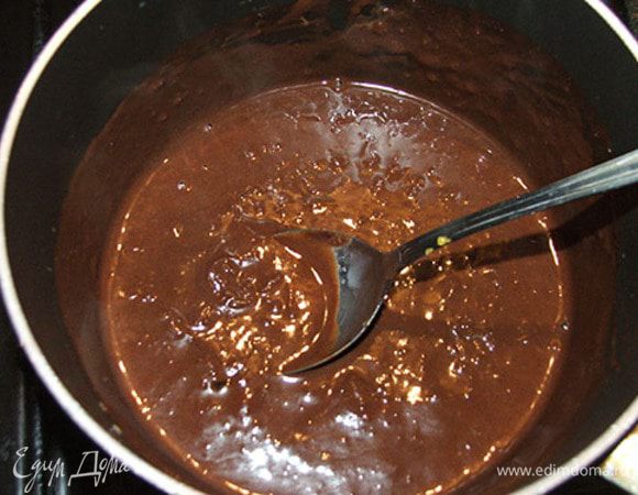 Сделать глазурь: соединить в миске шоколад, джем, сливки 10% и прогревать, помешивая, несколько минут.