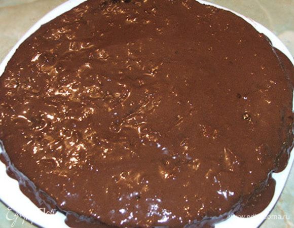 Готовый корж покрыть шоколадно-мандариновой глазурью.