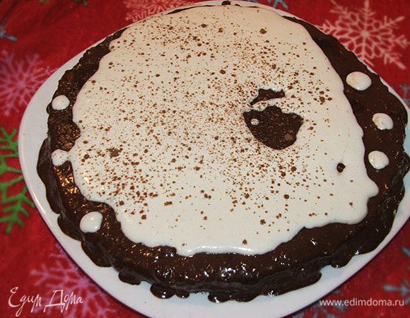 Сливки 33% немного взбить и вылить поверх глазури. Мне понравился рисунок, который получился - решила не размазывать, а оставить так )) Сверху чуток присыпала какао для фактуры )