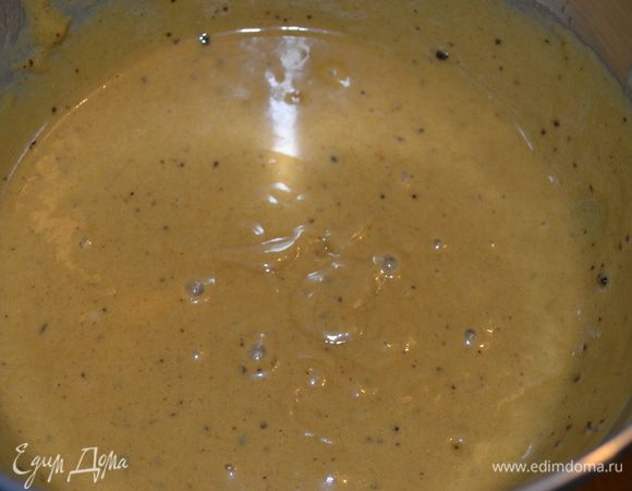 К яичной массе добавляем сухие ингредиенты и все как следует перемешиваем. Тесто получается жидковатым.

