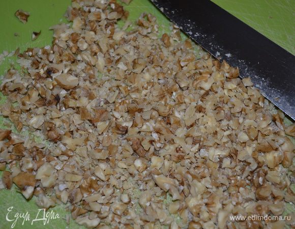 Рубим ножом орехи (но не измельчаем слишком сильно - они должны чувствоваться в пироге)