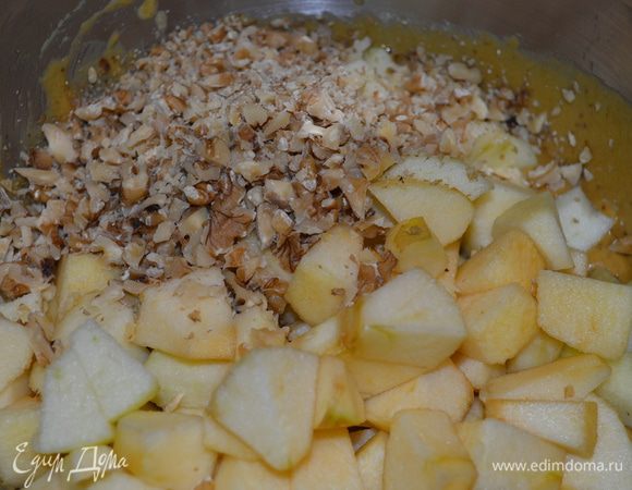 Яблоки очистить и нарезать кусочками, добавить вместе с орехами в тесто и все еще раз перемешивать.


