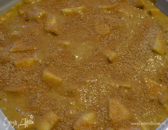 Прямоугольную форму смазываем небольшим количеством масла и выкладываем в нее тесто. Разравниваем. Сверху присыпаем небольшим количеством сахара, смешанного с корицей. Это придаст пирогу вкусную корочку...)))

