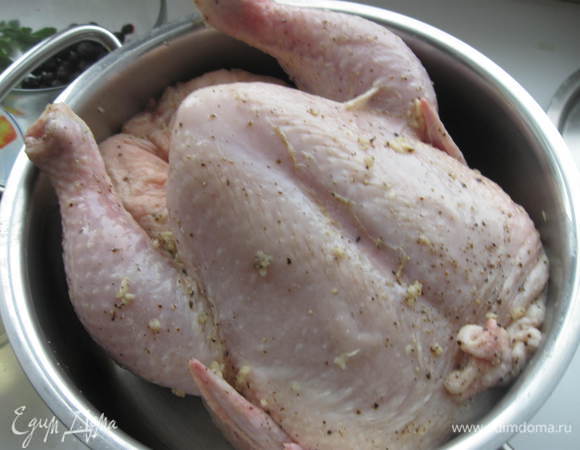 Курицу посолить, поперчить, обмазать  2 зубчиками чеснока, пропущенными  через пресс.


