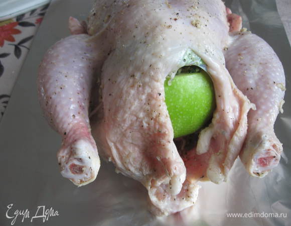 Положить яблоко  в курицу.