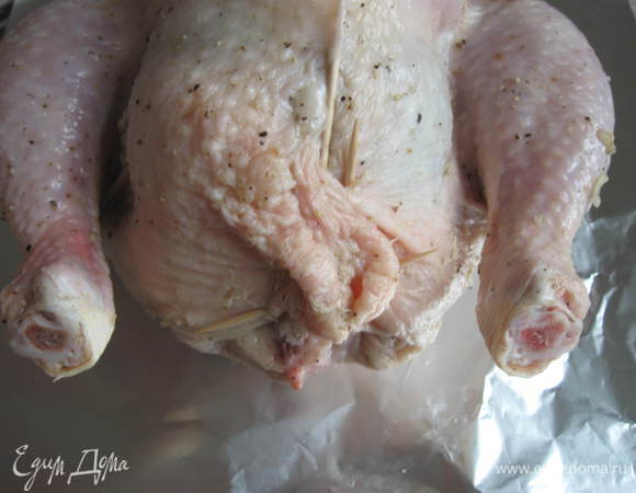 Скрепить курицу зубочистками.

