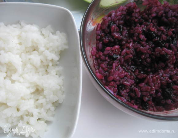 Сварить рис  в подсоленной воде и разделить его на 2 равные части, в одну из них добавить чернику.

