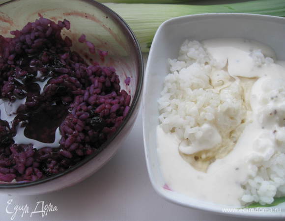 В обе части риса добавить  половину порции меда.  В белый рис  -добавить  соус Цезарь. 
