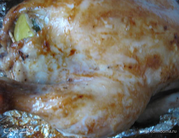 Завернуть в фольгу и отправить в духовку на  1ч.10 мин при температуре  200 градусов ( время зависит  от размера курицы).
Вынуть курицу из духовки, развернуть фольгу, обмазать  оставшимся  медом  и поставить в духовку на 15-20 минут, периодически поливая выделившимся соком. Вынуть курицу из духовки, вынуть зубочистки.
