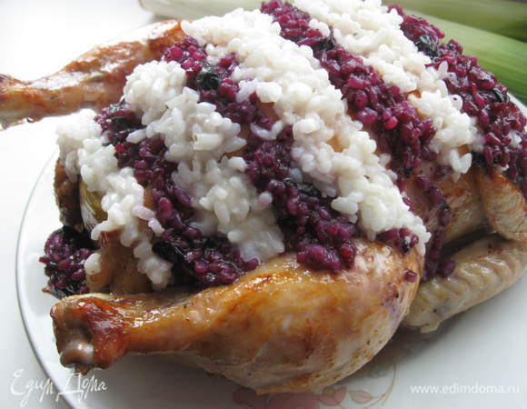 Оформить курочку  чередующимися полосками из гарнира.

