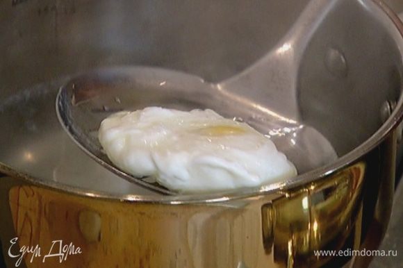 Вскипятить в небольшой кастрюле воду, влить яблочный уксус, с помощью венчика сделать маленький водоворот и в центр воронки разбить яйцо. Убавить огонь и варить 1–2 минуты, а затем вынуть яйцо пашот шумовкой.