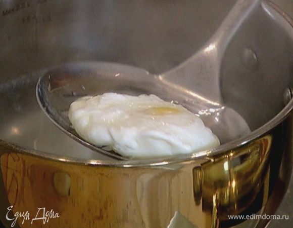 Вскипятить в небольшой кастрюле воду, влить яблочный уксус, с помощью венчика сделать маленький водоворот и в центр воронки разбить яйцо. Убавить огонь и варить 1–2 минуты, а затем вынуть яйцо пашот шумовкой. 