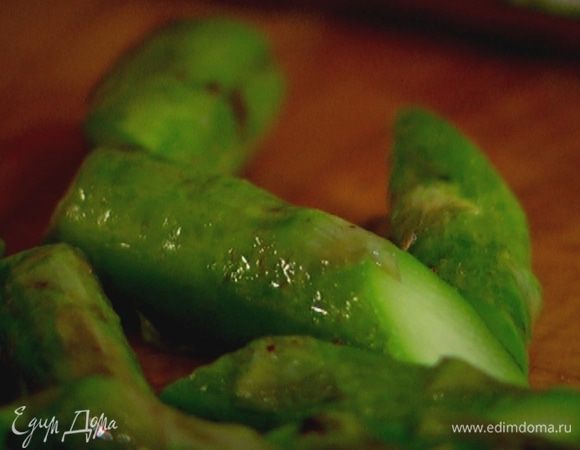 Обжаренную спаржу порезать небольшими кусочками наискосок.