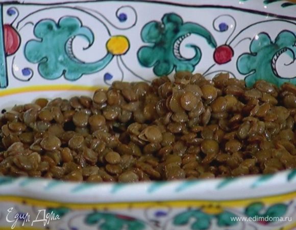 В чечевицу добавить половину заправки, перемешать.