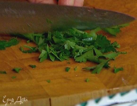 Петрушку мелко порубить.