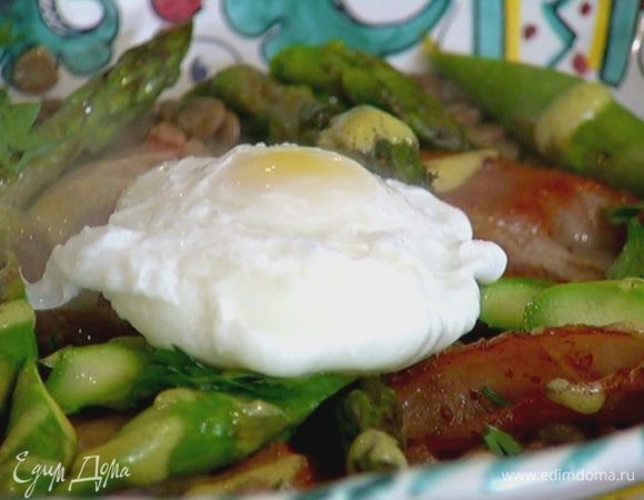 На чечевицу выложить бекон, спаржу, посыпать петрушкой, сверху поместить яйцо пашот.