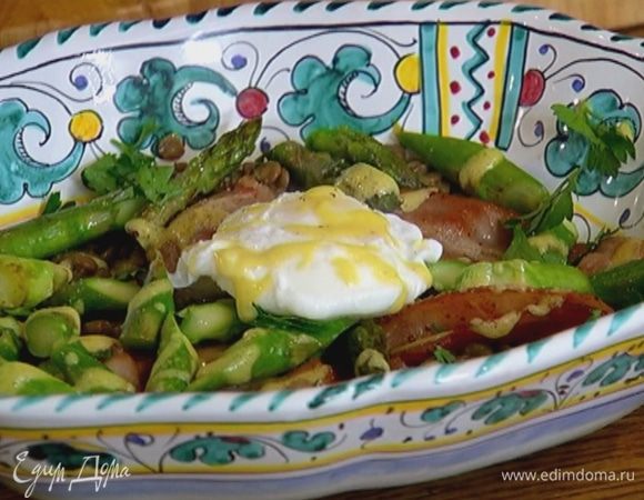 Полить все оставшейся заправкой, слегка поперчить и подавать.