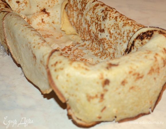 форму застелить пищевой пленкой так,чтобы края свисалию Выкладываем дно блинами - у меня получилось 6 блинов на дно формы. Края тоже должны свисать. 