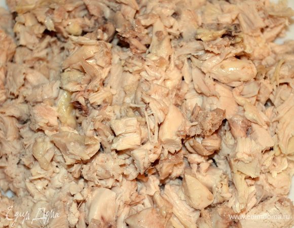готовим начинку № 1: куриное филе отварить и мелко нарезать. Можно взять говядину..или даже обжарить фарш...