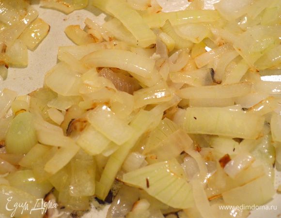 лук мелко нарезать и обжарить до золотистого цвета на растительном масле