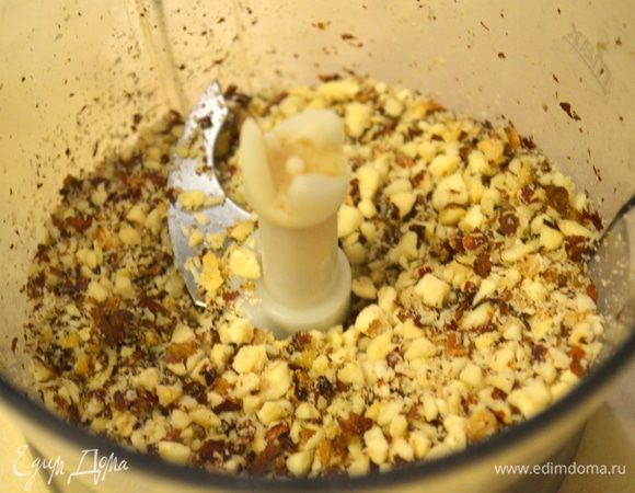 орехи  мелко нарубить в блендере