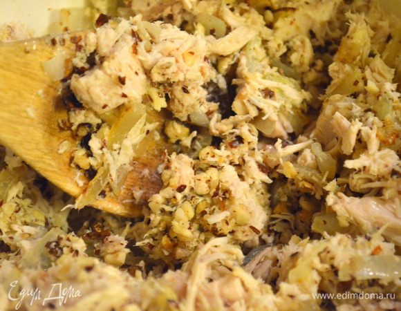 смешиваем филе, орехи и лук, заправляем 2 ст ложками майонеза - больше не надо, несмотря на то, что на вид суховато! все перемешиваем! 