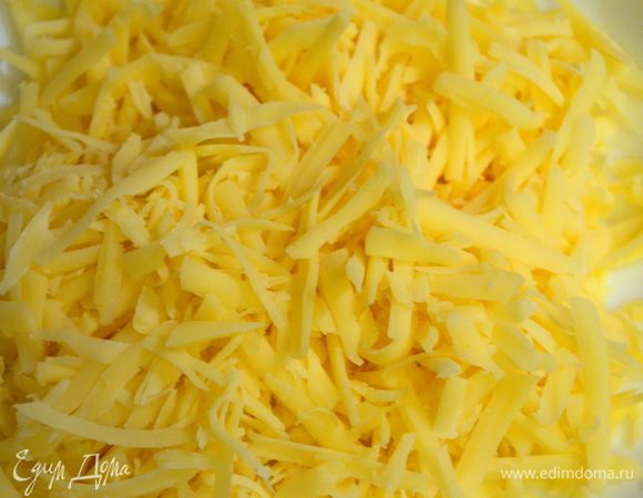 сыр натереть на крупной терке, добавить чеснок и оставшиеся 2 ст ложки майонеза. Все перемешать - вторая начинка также готова. 