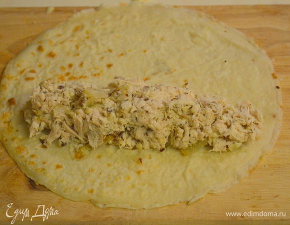 берем оставшиеся 3 блина и начиняем их мясным фаршем. Скручиваем в трубочку! 