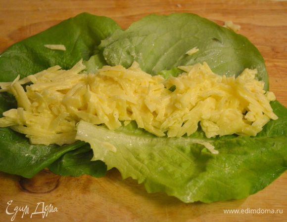 на них выкладываем сырную начинку и также скручиваем в рулетики. Должно получится 3 рулета с сырной начинкой. если у вас не слишком большие листы салата, просто возьмите несколько маленьких  и уложите их внахлест