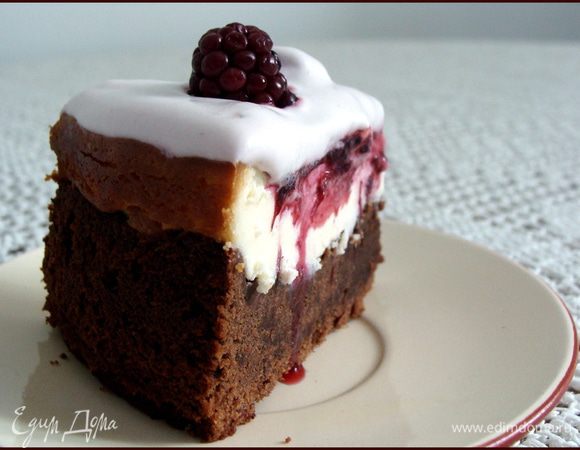 В творожную массу добавить пару ложек сливок для мягкости. Взбить с сахарной пудрой и перемешать с яцом.

Духовку разогреть до 180, приготовить форму. Выливаем сначала шоколадный слой, выравниваем поверхность и заливаем сверху творожной массой. Выпекать около получаса. Центр верхнего слоя будет "дрожащим", не надо допекать его до полной сухости, иначе пересохнет все) В процессе остывания он схватится. Для этого, не вынимая из формы, дать торту остыть на решетке и убрать в холод. Хоть на ночь.