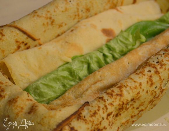 собираем террин: на дно формы укладываем чередуя 1 блин с мясом, затем с сыром рулет в салате, а затем опять с мясом. 