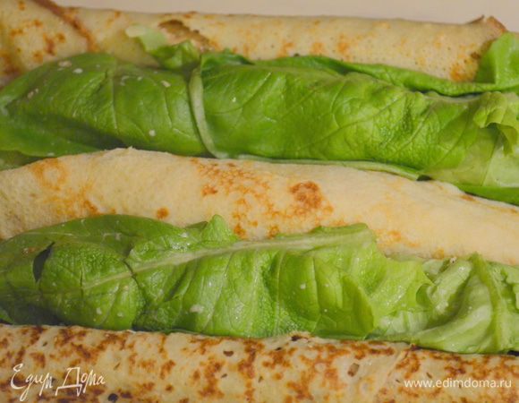 сверху укладываем оставшиеся блины - но в шахматном порядке: сырный-мясной-сырный. 