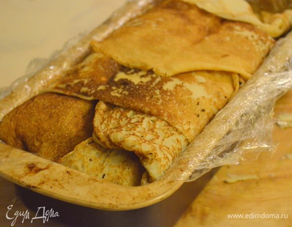 закрываем свисающими блинчиками и пленкой. Сверху ставим гнет. Я закрыла деревянной доской и поставил тяжелую банку сверху. И убираем в холодильник на ночь. 